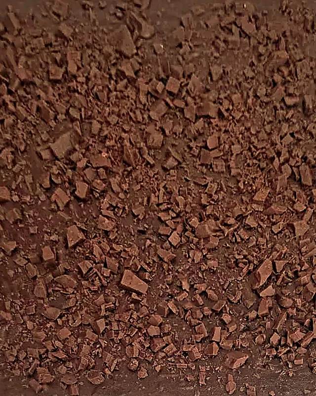A fornada inteira, vista de cima, coberta de lascas de chocolate