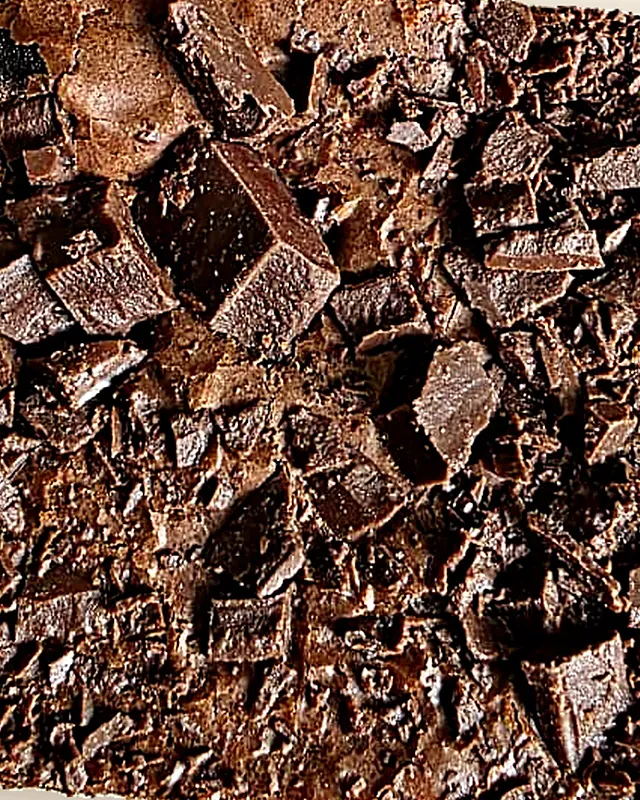 Brownie visto de cima, com lascas de chocolate de ponta a ponta